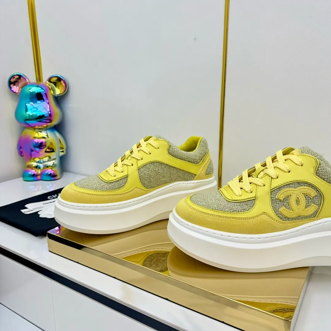 👟👟Ex-factory price 680👟👟 Upgraded version, upgraded version, upgraded version! No rebuttal accepted! ! ! ! Chanel Chanel panda shoes! 2025 counter's top casual sports shoes. This classic design; the upper is electro-embroidered with a variety of techniques; the outsole is fashionable and sporty; the unusual inclusion of a variety of color matching elements... The diversified mix and match is very good-looking and versatile, and can be used for leisure, fashion, sports, and outdoor... ꫛꫀꪝ Go➫ Materials: ❶Upper made of: original imported first-layer silk cowhide + original waterproof cloth + original first-layer cowhide ❷Inner lining: Original Yangli+Net ❸Outsole based on: Original TPU combination outsole Counter boutique packaging complete set for women 35–41 👉 👉 👉 👉 👉 👉 👉